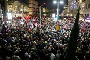 Tens of thousands of Israelis protest against Netanyahu, corruption