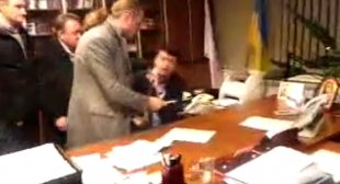 Humiliation: Ukrainian MP & thugs beat state TV Channel head into resigning (VIDEO)