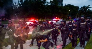 New Analysis Shows US Police 3 Times More Likely to Use Violence Against Leftist Protesters Than Far-Right